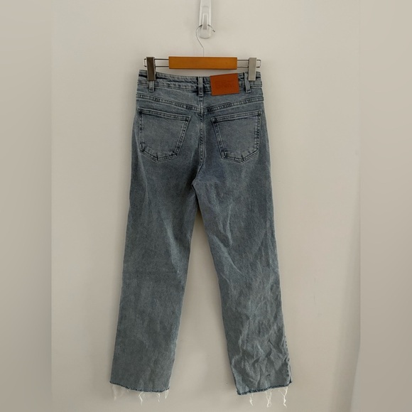 Princess Polly Light Wash High Rise Mom Jeans - Picture 3 of 3